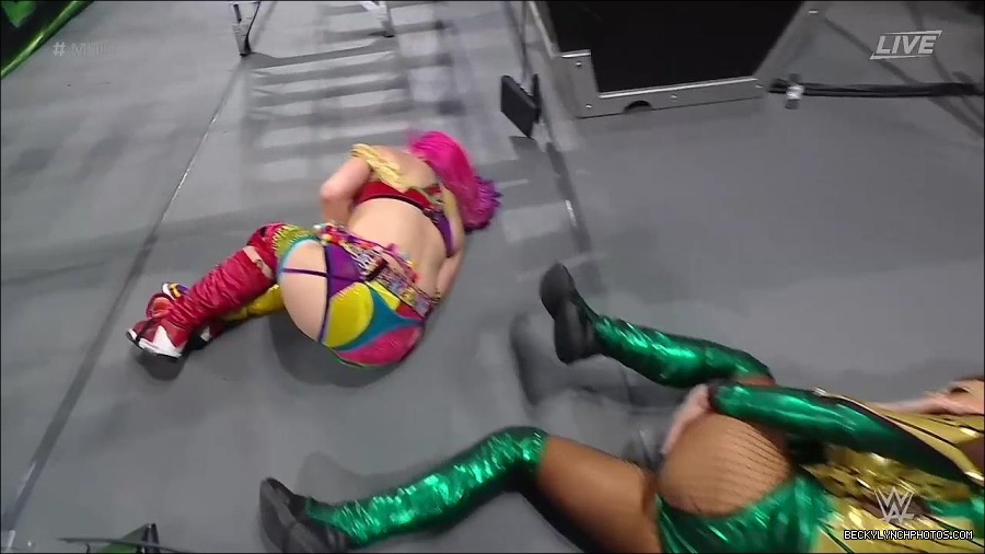 WWE_Money_In_The_Bank_2022_720p_WEB_h264-HEEL_mp4_001537387.jpg