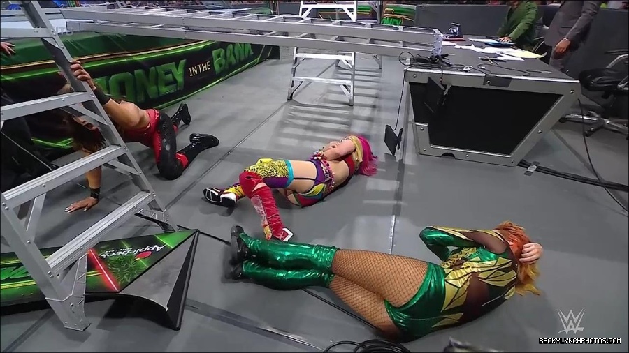 WWE_Money_In_The_Bank_2022_720p_WEB_h264-HEEL_mp4_001574987.jpg
