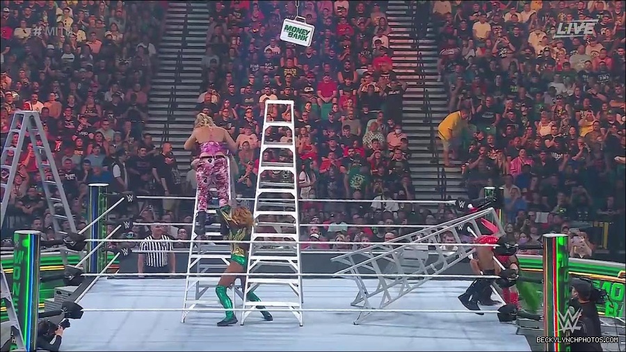 WWE_Money_In_The_Bank_2022_720p_WEB_h264-HEEL_mp4_001638187.jpg