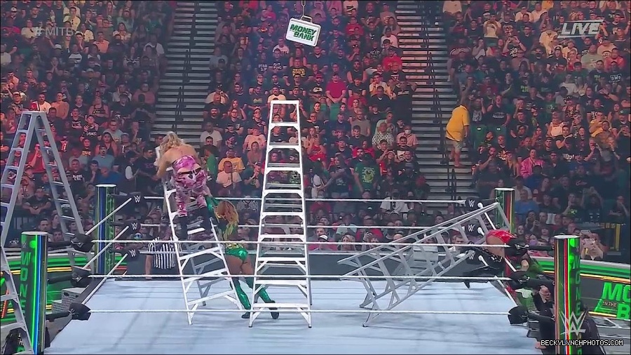 WWE_Money_In_The_Bank_2022_720p_WEB_h264-HEEL_mp4_001639787.jpg
