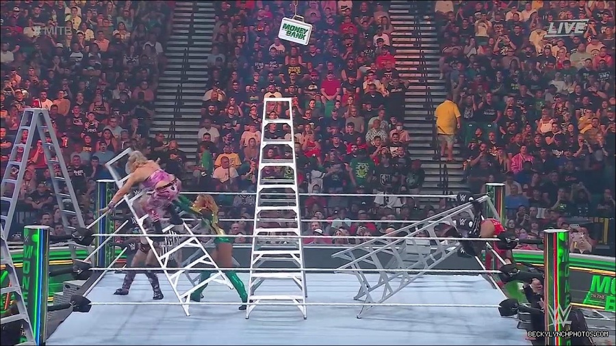 WWE_Money_In_The_Bank_2022_720p_WEB_h264-HEEL_mp4_001640187.jpg