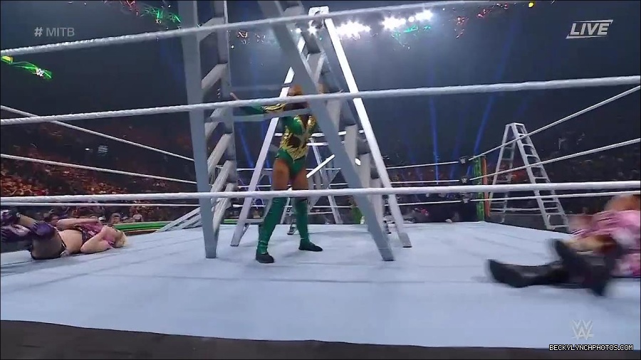 WWE_Money_In_The_Bank_2022_720p_WEB_h264-HEEL_mp4_001641787.jpg