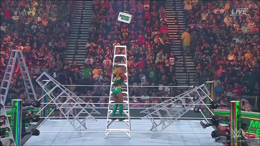 WWE_Money_In_The_Bank_2022_720p_WEB_h264-HEEL_mp4_001645787.jpg