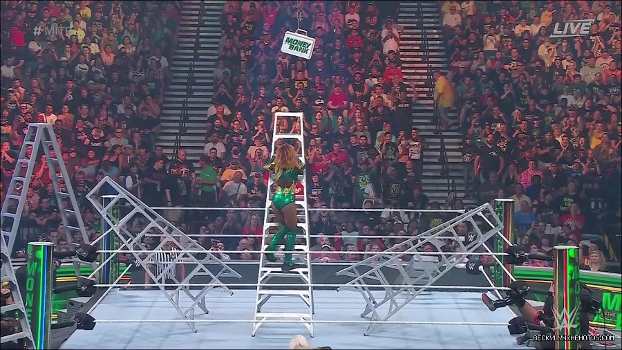 WWE_Money_In_The_Bank_2022_720p_WEB_h264-HEEL_mp4_001646987.jpg