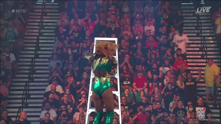 WWE_Money_In_The_Bank_2022_720p_WEB_h264-HEEL_mp4_001648187.jpg