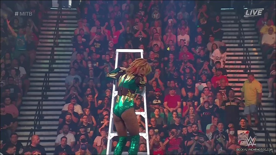 WWE_Money_In_The_Bank_2022_720p_WEB_h264-HEEL_mp4_001648587.jpg