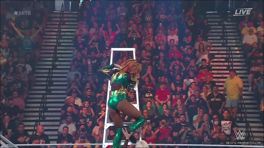 WWE_Money_In_The_Bank_2022_720p_WEB_h264-HEEL_mp4_001648987.jpg