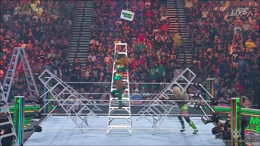 WWE_Money_In_The_Bank_2022_720p_WEB_h264-HEEL_mp4_001652987.jpg