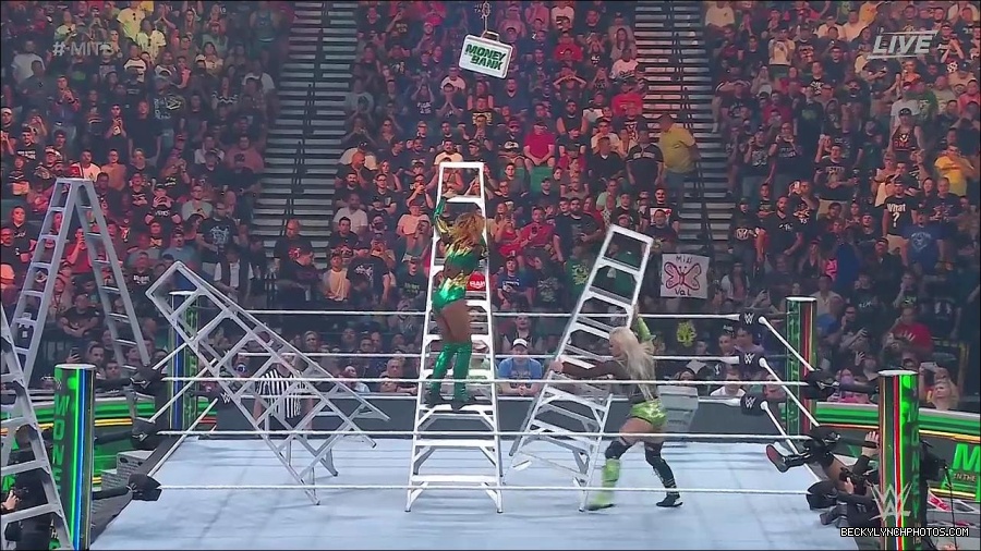 WWE_Money_In_The_Bank_2022_720p_WEB_h264-HEEL_mp4_001653387.jpg