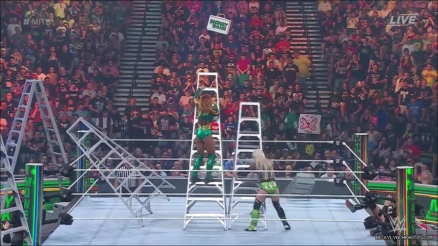 WWE_Money_In_The_Bank_2022_720p_WEB_h264-HEEL_mp4_001653787.jpg