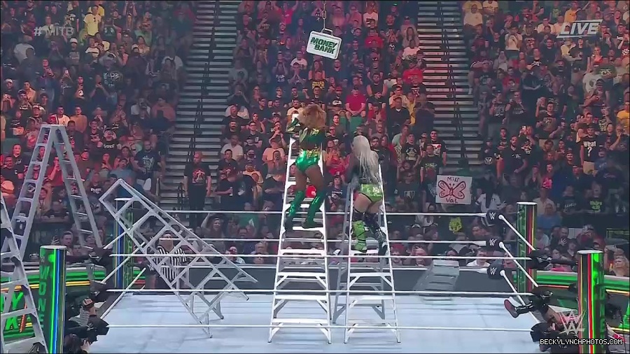 WWE_Money_In_The_Bank_2022_720p_WEB_h264-HEEL_mp4_001656987.jpg