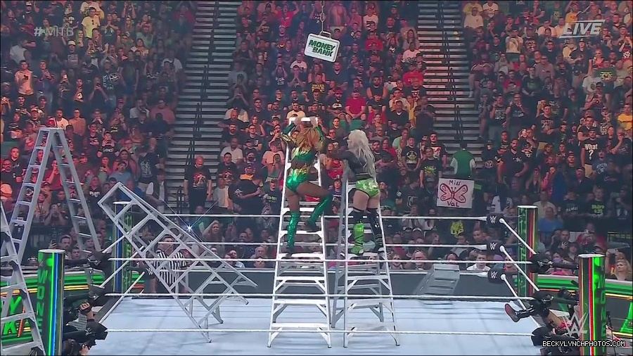 WWE_Money_In_The_Bank_2022_720p_WEB_h264-HEEL_mp4_001658187.jpg