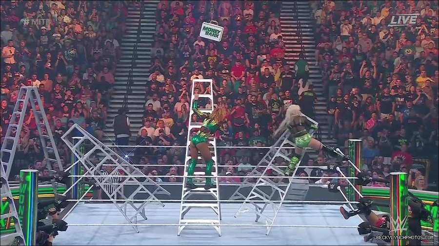 WWE_Money_In_The_Bank_2022_720p_WEB_h264-HEEL_mp4_001664187.jpg