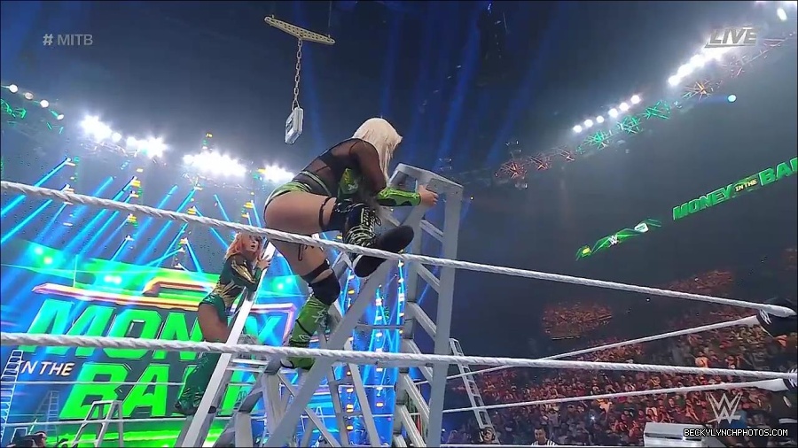 WWE_Money_In_The_Bank_2022_720p_WEB_h264-HEEL_mp4_001664987.jpg