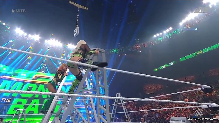 WWE_Money_In_The_Bank_2022_720p_WEB_h264-HEEL_mp4_001666187.jpg