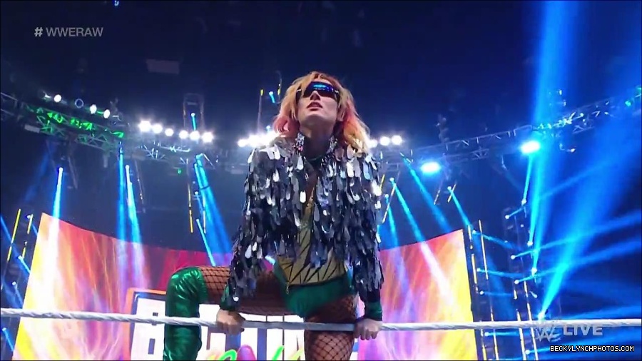 WWE_RAW_4th_July_2022_720p_WEBRip_h264_mp4_007850186.jpg