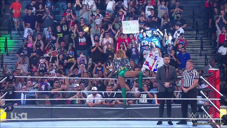 WWE_RAW_4th_July_2022_720p_WEBRip_h264_mp4_007857794.jpg