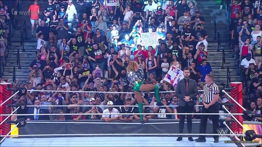 WWE_RAW_4th_July_2022_720p_WEBRip_h264_mp4_007859796.jpg