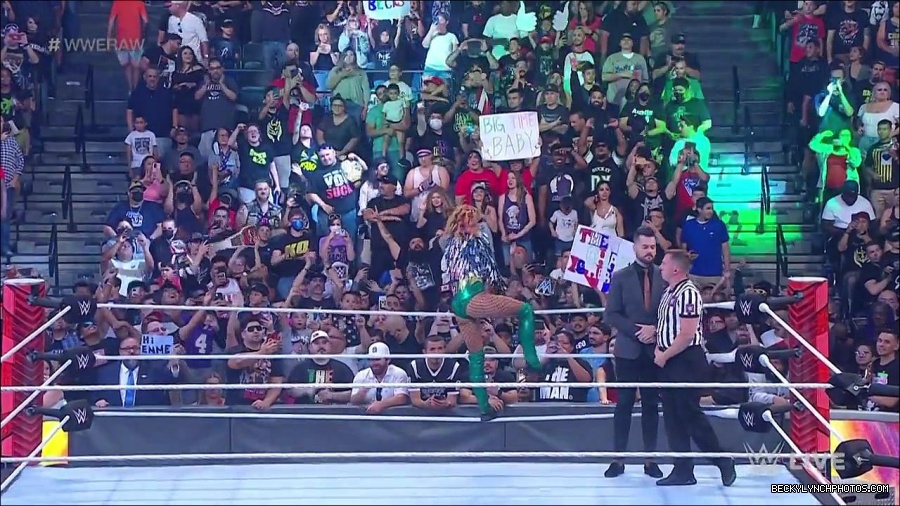 WWE_RAW_4th_July_2022_720p_WEBRip_h264_mp4_007860597.jpg