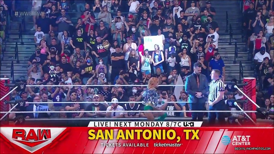 WWE_RAW_4th_July_2022_720p_WEBRip_h264_mp4_007861398.jpg