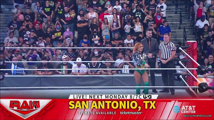 WWE_RAW_4th_July_2022_720p_WEBRip_h264_mp4_007862599.jpg