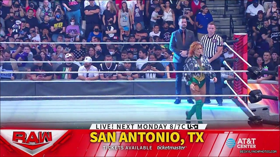 WWE_RAW_4th_July_2022_720p_WEBRip_h264_mp4_007863400.jpg