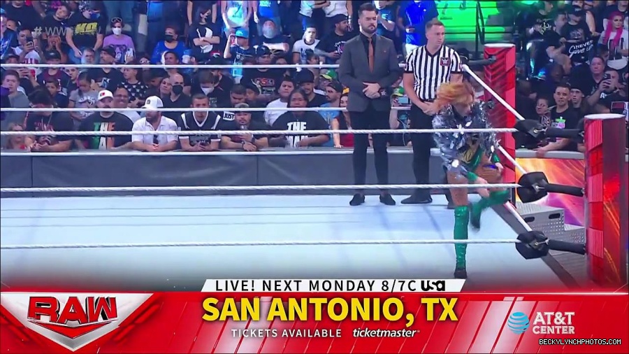 WWE_RAW_4th_July_2022_720p_WEBRip_h264_mp4_007864200.jpg