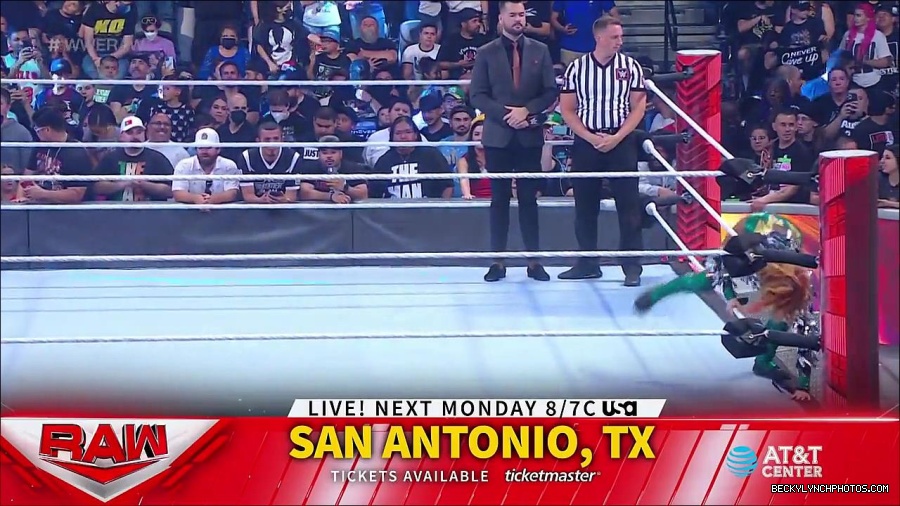WWE_RAW_4th_July_2022_720p_WEBRip_h264_mp4_007865001.jpg