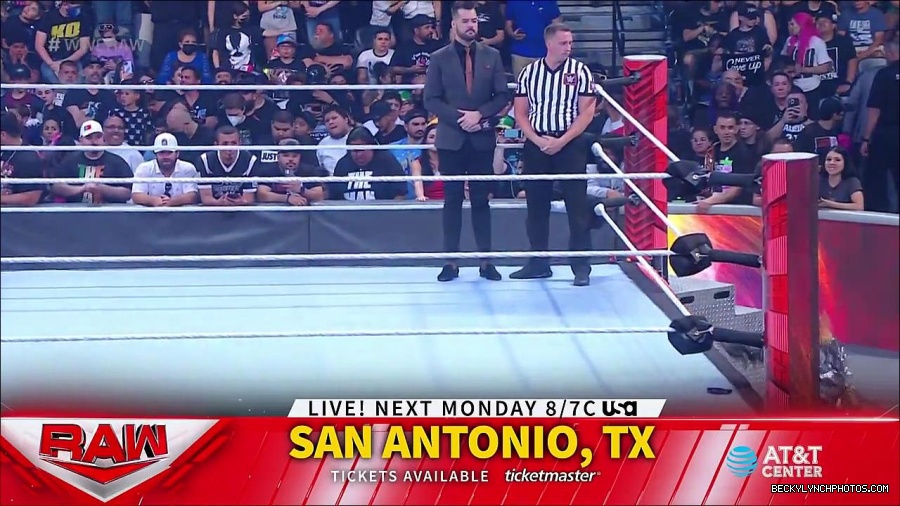 WWE_RAW_4th_July_2022_720p_WEBRip_h264_mp4_007865802.jpg