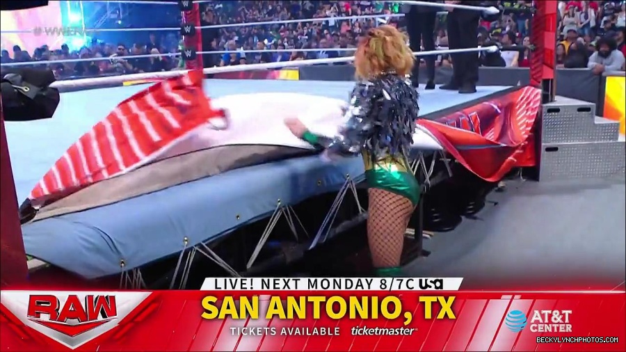 WWE_RAW_4th_July_2022_720p_WEBRip_h264_mp4_007868204.jpg