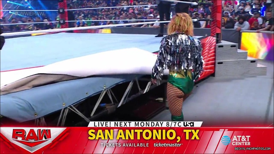WWE_RAW_4th_July_2022_720p_WEBRip_h264_mp4_007869005.jpg