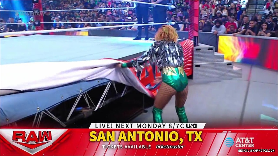 WWE_RAW_4th_July_2022_720p_WEBRip_h264_mp4_007869406.jpg
