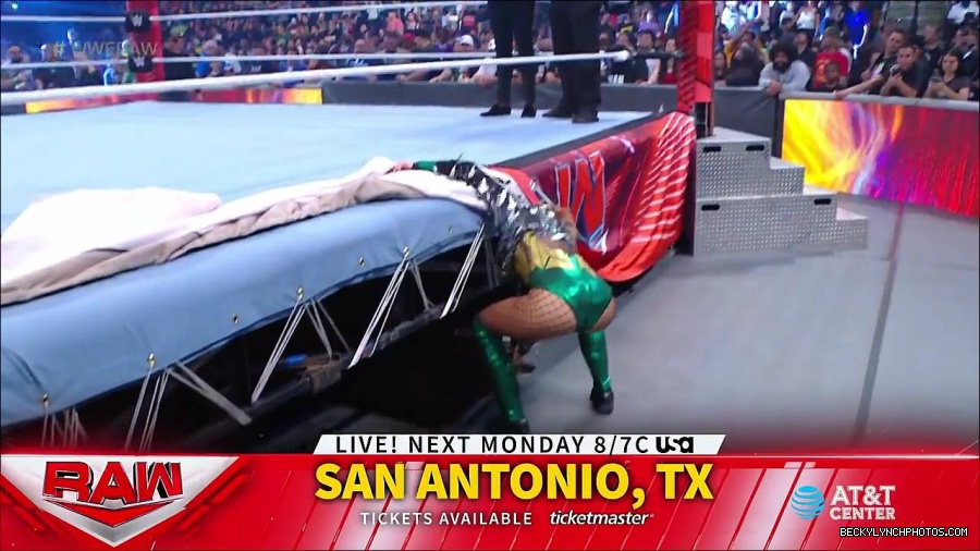 WWE_RAW_4th_July_2022_720p_WEBRip_h264_mp4_007870206.jpg