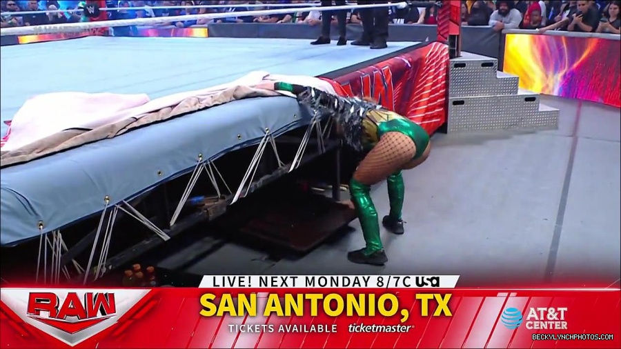 WWE_RAW_4th_July_2022_720p_WEBRip_h264_mp4_007871007.jpg