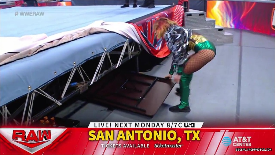 WWE_RAW_4th_July_2022_720p_WEBRip_h264_mp4_007871808.jpg