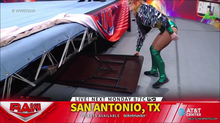 WWE_RAW_4th_July_2022_720p_WEBRip_h264_mp4_007872208.jpg