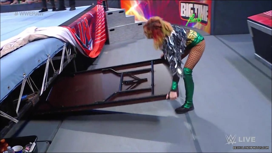 WWE_RAW_4th_July_2022_720p_WEBRip_h264_mp4_007873009.jpg