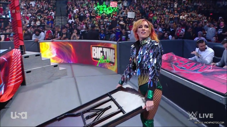 WWE_RAW_4th_July_2022_720p_WEBRip_h264_mp4_007875812.jpg
