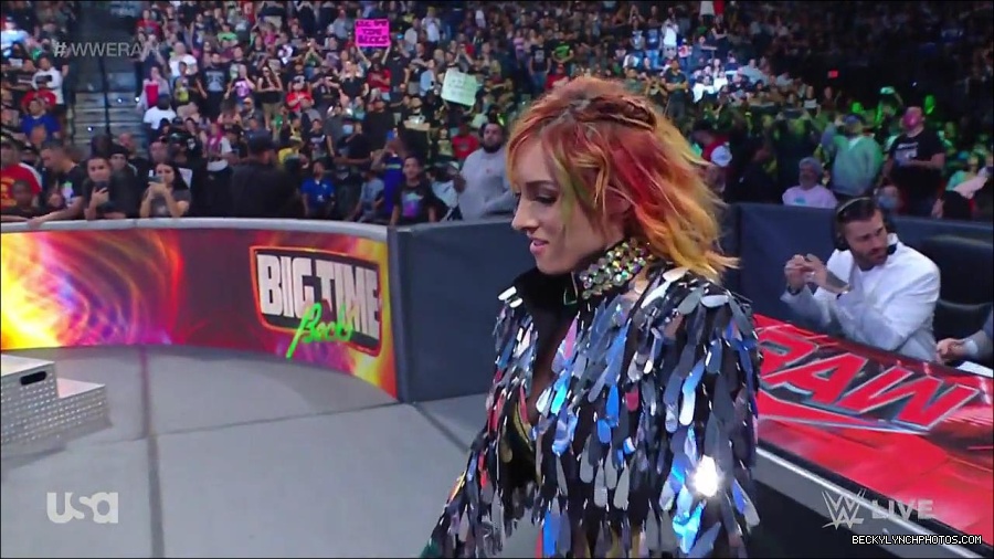 WWE_RAW_4th_July_2022_720p_WEBRip_h264_mp4_007877013.jpg