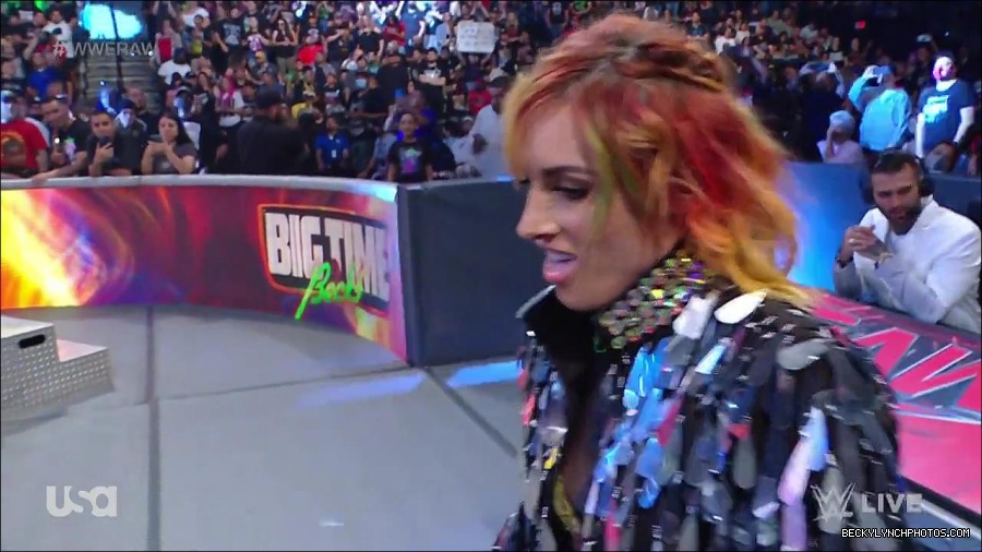 WWE_RAW_4th_July_2022_720p_WEBRip_h264_mp4_007877814.jpg