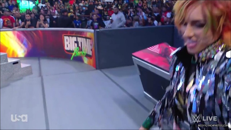 WWE_RAW_4th_July_2022_720p_WEBRip_h264_mp4_007878214.jpg