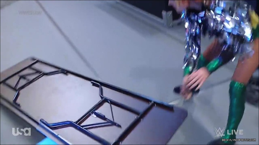WWE_RAW_4th_July_2022_720p_WEBRip_h264_mp4_007880216.jpg