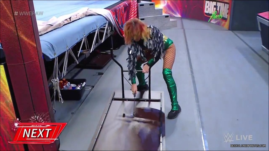 WWE_RAW_4th_July_2022_720p_WEBRip_h264_mp4_007884220.jpg