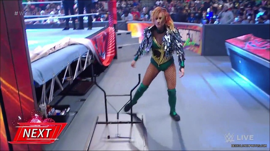 WWE_RAW_4th_July_2022_720p_WEBRip_h264_mp4_007885021.jpg