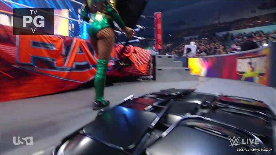 WWE_RAW_4th_July_2022_720p_WEBRip_h264_mp4_007918986.jpg