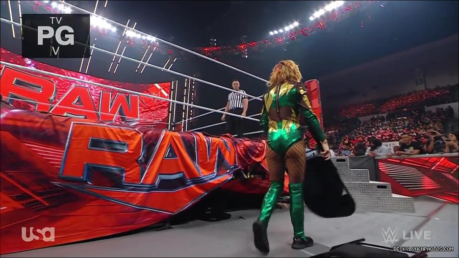 WWE_RAW_4th_July_2022_720p_WEBRip_h264_mp4_007920187.jpg
