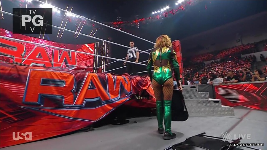 WWE_RAW_4th_July_2022_720p_WEBRip_h264_mp4_007920588.jpg