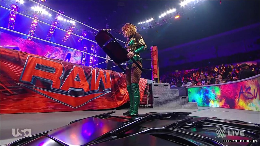 WWE_RAW_4th_July_2022_720p_WEBRip_h264_mp4_008026077.jpg