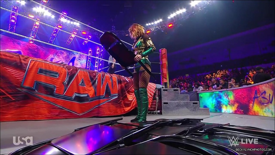 WWE_RAW_4th_July_2022_720p_WEBRip_h264_mp4_008026477.jpg