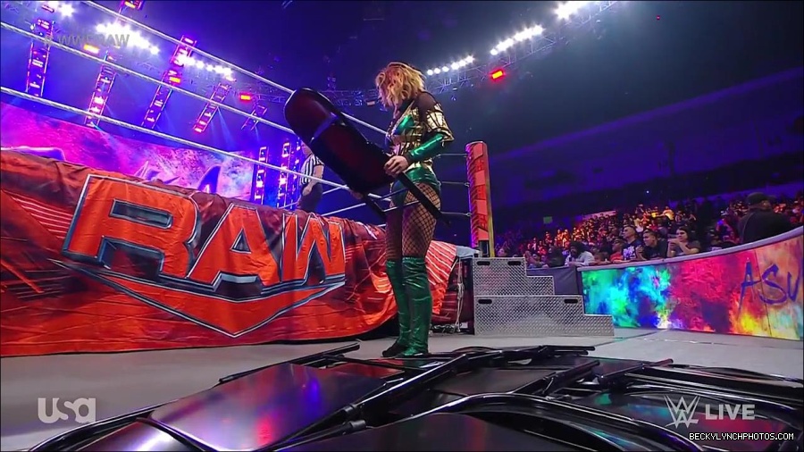 WWE_RAW_4th_July_2022_720p_WEBRip_h264_mp4_008027278.jpg